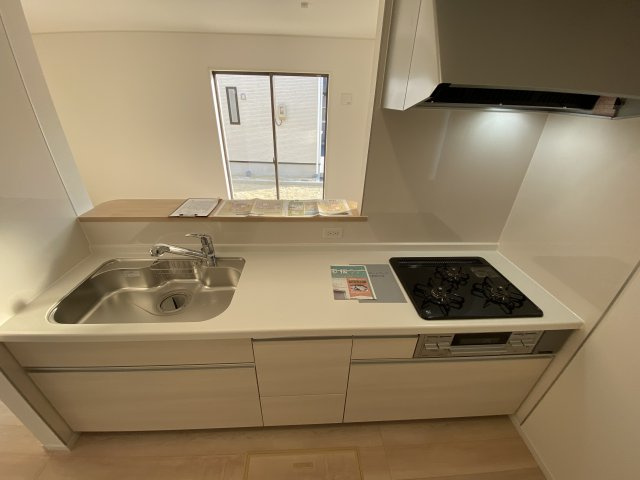 【佐糠町第8　全5棟／5号棟】　新築建売住宅　価格を抑えた新邸！のキッチン|同施工■□■キッチンの写真です■□■　システムキッチンは見た目スッキリなのに収納力たっぷりです♪さらに床下収納もありますので、物が多くなりがちなキッチンもスッキリとしていられそうです。