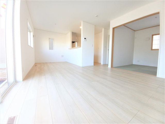 【佐糠町第8　全5棟／5号棟】　新築建売住宅　価格を抑えた新邸！の居間・リビング|同施工　■□■リビングの写真です■□■　家族団らんの時間が増えそうなリビングですね。