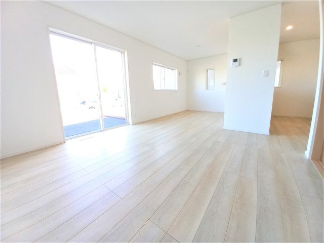 【佐糠町第8　全5棟／5号棟】　新築建売住宅　価格を抑えた新邸！の居間・リビング|同施工　■□■リビングの写真です■□■　広いリビングで快適に、ゆったりと過ごせますね♪