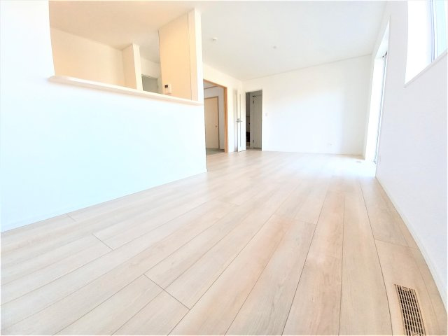 【佐糠町第8　全5棟／5号棟】　新築建売住宅　価格を抑えた新邸！の洋室|同施工　■□■リビングの写真です■□■　家族団らんの時間が増えそうなリビングですね。