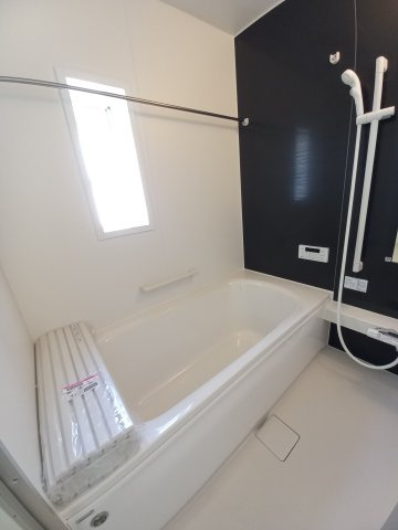 【佐糠町第8　全5棟／3号棟】　新築建売住宅　ご成約特典として 人気家電プレゼント中☆の浴室|同施工　◆ユニットバスの写真です◆　バリアフリー設計なので、小さなお子様からご年配の方まで安心して入浴することができます。　ご家族それぞれの生活リズムに合わせて、いつでも温かいお風呂に入れます。

