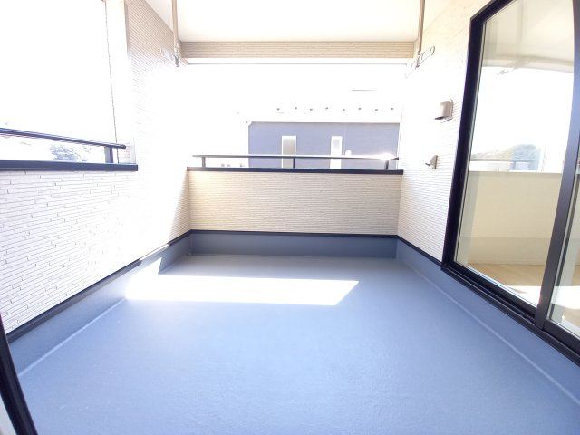 【佐糠町第8　全5棟／3号棟】　新築建売住宅　ご成約特典として 人気家電プレゼント中☆のバルコニー|同施工　■□■バルコニーの写真です■□■　お布団など大きいものも、充分に干せる広さがございます。