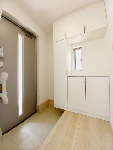 【佐糠町第8　全5棟／3号棟】　新築建売住宅　ご成約特典として 人気家電プレゼント中☆の玄関|同施工　◆玄関の写真です◆
お洒落な玄関からの外出は気分が良いですね♪　　玄関床タイルは、掃除がしやすく、表面はノンスリップ仕上なので、雨の日 もすべりにくくて安心です。




