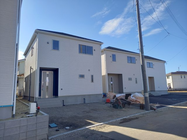 【佐糠町第8　全5棟／3号棟】　新築建売住宅　ご成約特典として 人気家電プレゼント中☆の前面道路含む現地写真|外壁仕上げ材は窯業系サイディング。裏面に付着した汚れが、雨水によって流れ落ちやすい「防汚機能付きサイディング」を採用。外壁の美しさが長持ちします♪