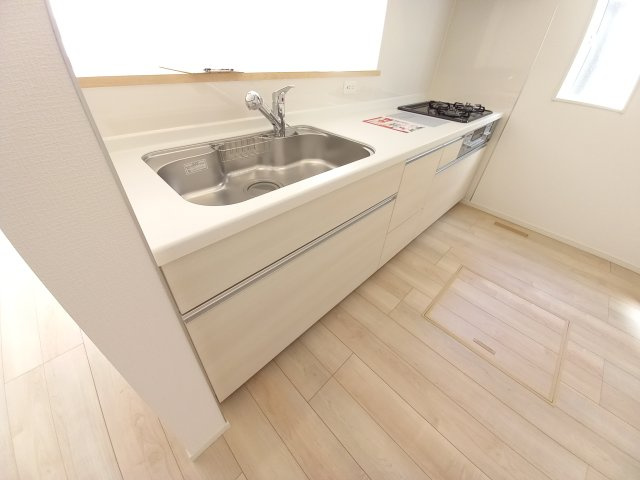 【佐糠町第8　全5棟／3号棟】　新築建売住宅　ご成約特典として 人気家電プレゼント中☆のキッチン|同施工■□■キッチンの写真です■□■　対面式キッチンは、リビングの様子を見ながらお料理出来るので、小さなお子様がいらっしゃる方は、安心してお料理出来ますね。