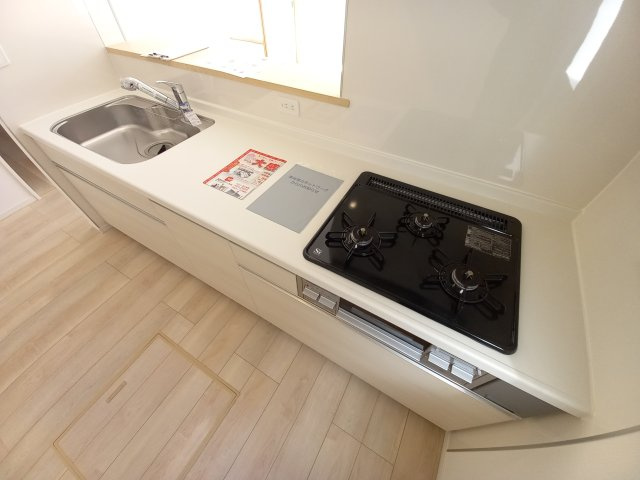 【佐糠町第8　全5棟／3号棟】　新築建売住宅　ご成約特典として 人気家電プレゼント中☆のキッチン|同施工■□■キッチンの写真です■□■　システムキッチンは見た目スッキリなのに収納力たっぷりです♪さらに床下収納もありますので、物が多くなりがちなキッチンもスッキリとしていられそうです。