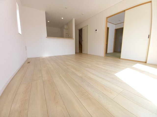 【佐糠町第8　全5棟／3号棟】　新築建売住宅　ご成約特典として 人気家電プレゼント中☆の居間・リビング|同施工　■□■リビングの写真です■□■　家族団らんの時間が増えそうなリビングですね。