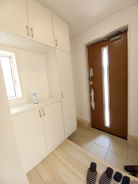 【佐糠町第8　全5棟／2号棟】　新築建売住宅　生活応援プレゼントキャンペーン実施中♪の玄関|同施工　■□■玄関の写真です■□■　
シューズボックスは収納力たっぷりで、整理整頓も楽ちんですね。