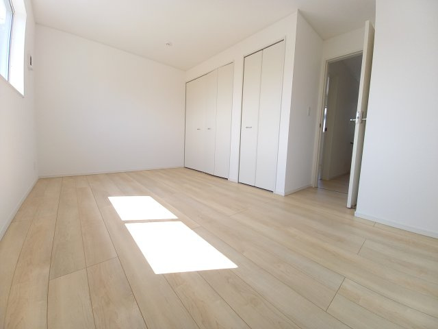 【佐糠町第8　全5棟／2号棟】　新築建売住宅　生活応援プレゼントキャンペーン実施中♪の洋室|同施工　■□■居室の写真です■□■　
木の温もりがナチュラルでくつろげる空間ですね。