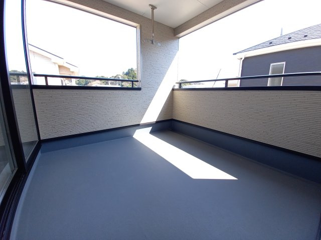 【佐糠町第8　全5棟／2号棟】　新築建売住宅　生活応援プレゼントキャンペーン実施中♪のバルコニー|同施工　■□■バルコニーの写真です■□■　お布団なども充分に干せる広さがございます。