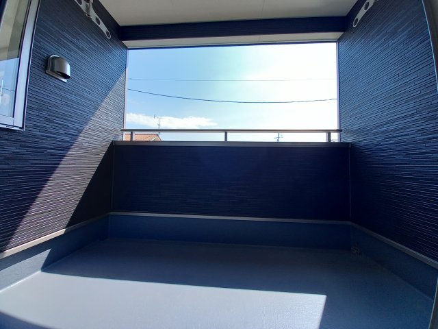 【佐糠町第8　全5棟／2号棟】　新築建売住宅　生活応援プレゼントキャンペーン実施中♪のバルコニー|同施工　◆バルコニーの写真です◆　お布団など大きいものも、充分に干せる広さがございます。人気のベランピングも楽しめる広さ！自宅のアウトドア空間でゆったり過ごせます。

