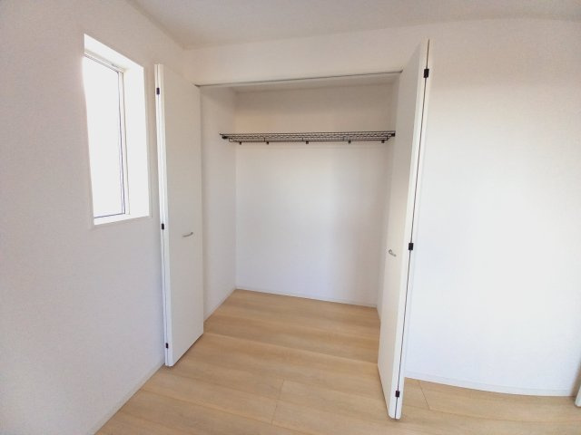 【佐糠町第8　全5棟／2号棟】　新築建売住宅　生活応援プレゼントキャンペーン実施中♪の収納|同施工　◆収納スペースの写真です◆　十分な広さがあるので収納には困りませんね♪　お手持ちの衣類ケースなども置ける大空間で、寝室がスッキリ使えます。