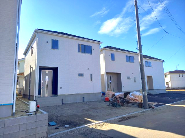 【佐糠町第8　全5棟／2号棟】　新築建売住宅　生活応援プレゼントキャンペーン実施中♪の前面道路含む現地写真|外壁仕上げ材は窯業系サイディング。裏面に付着した汚れが、雨水によって流れ落ちやすい「防汚機能付きサイディング」を採用。外壁の美しさが長持ちします♪