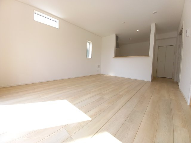 【佐糠町第8　全5棟／2号棟】　新築建売住宅　生活応援プレゼントキャンペーン実施中♪の居間・リビング|同施工　■□■リビングの写真です■□■　広いリビングで快適に、ゆったりと過ごせますね♪