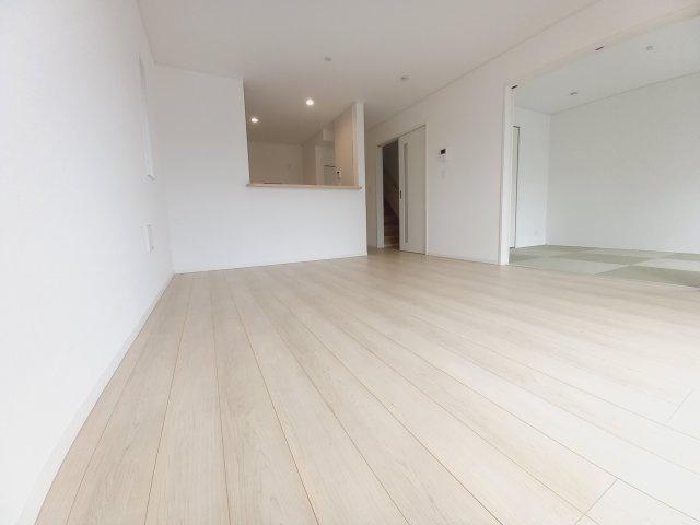 【佐糠町第8　全5棟／2号棟】　新築建売住宅　生活応援プレゼントキャンペーン実施中♪の居間・リビング|同施工　■□■リビングの写真です■□■　家族団らんの時間が増えそうなリビングですね。