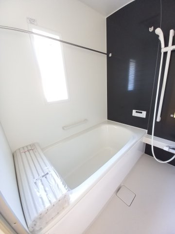 【佐糠町第8　全5棟／1号棟】　新築建売住宅　※期間限定キャンペーン開催♪※の浴室|同施工　■□■ユニットバスの写真です■□■　高断熱浴槽なので、温めたお湯の熱を逃がしにくくし、しっかり断熱してくれるので、入浴の時間帯がバラバラでも安心ですね♪