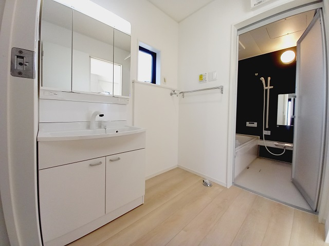 【佐糠町第8　全5棟／1号棟】　新築建売住宅　※期間限定キャンペーン開催♪※の独立洗面台|同施工　■□■洗面所の写真です■□■　使い勝手の良い洗面台は、奥様の身支度の時間も楽しくなりそうですね。