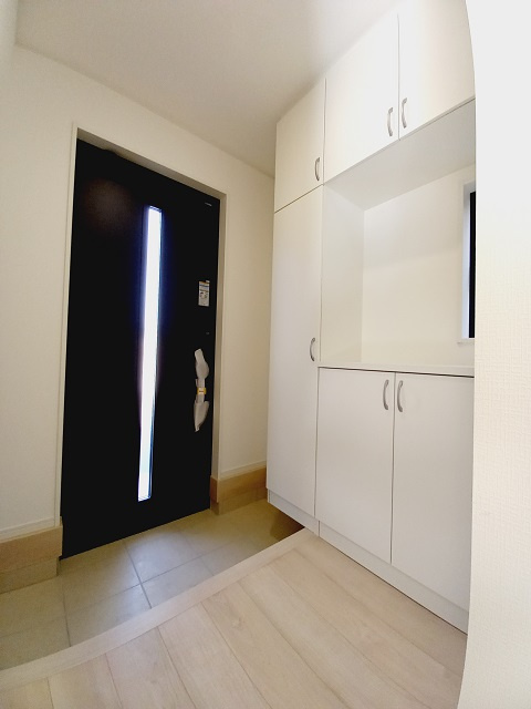 【佐糠町第8　全5棟／1号棟】　新築建売住宅　※期間限定キャンペーン開催♪※の玄関|同施工　■□■玄関の写真です■□■　
シューズボックスは収納力たっぷりで、整理整頓も楽ちんですね。