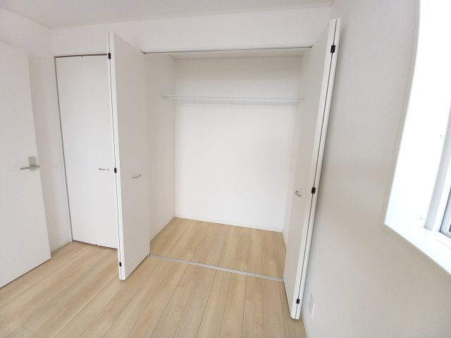 【佐糠町第8　全5棟／1号棟】　新築建売住宅　※期間限定キャンペーン開催♪※の収納|同施工　◆収納スペースの写真です◆　十分な広さがあるので収納には困りませんね♪　お手持ちの衣類ケースなども置ける大空間で、寝室がスッキリ使えます。



