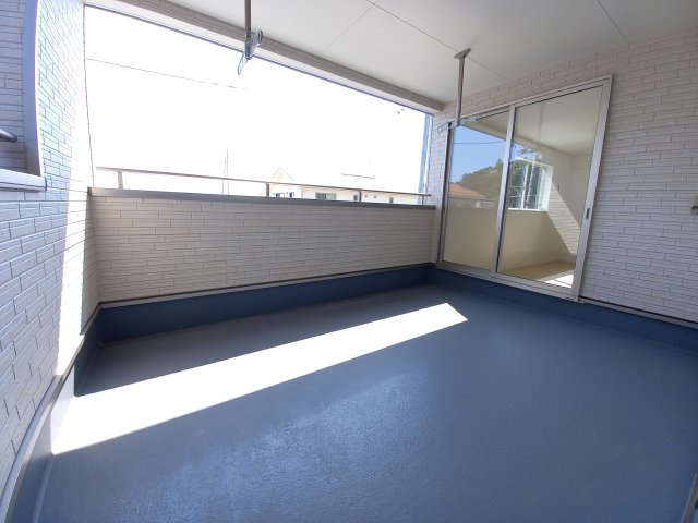 【佐糠町第8　全5棟／1号棟】　新築建売住宅　※期間限定キャンペーン開催♪※のバルコニー|同施工　■□■バルコニーの写真です■□■　お布団なども充分に干せる広さがございます。