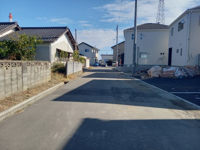 【佐糠町第8　全5棟／1号棟】　新築建売住宅　※期間限定キャンペーン開催♪※の前面道路含む現地写真|外壁仕上げ材は窯業系サイディング。裏面に付着した汚れが、雨水によって流れ落ちやすい「防汚機能付きサイディング」を採用。外壁の美しさが長持ちします♪