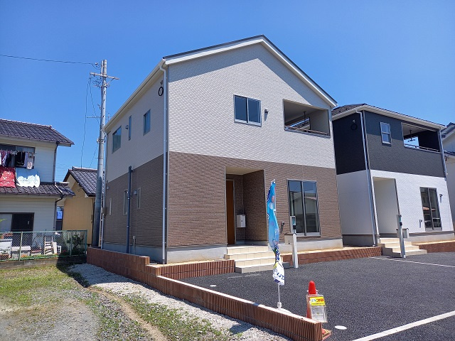 【佐糠町第8　全5棟／1号棟】　新築建売住宅　※期間限定キャンペーン開催♪※の前面道路含む現地写真|◆同施工写真です◆
休日は家族みんなで夢のマイホーム探しに出かけてみませんか！（＾＾）♪
お問い合わせは不動産プラスまで☆

