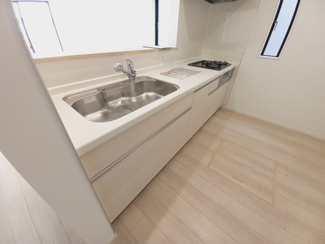 【佐糠町第8　全5棟／1号棟】　新築建売住宅　※期間限定キャンペーン開催♪※のキッチン|同施工■□■キッチンの写真です■□■　対面式キッチンは、リビングの様子を見ながらお料理出来るので、小さなお子様がいらっしゃる方は、安心してお料理出来ますね。