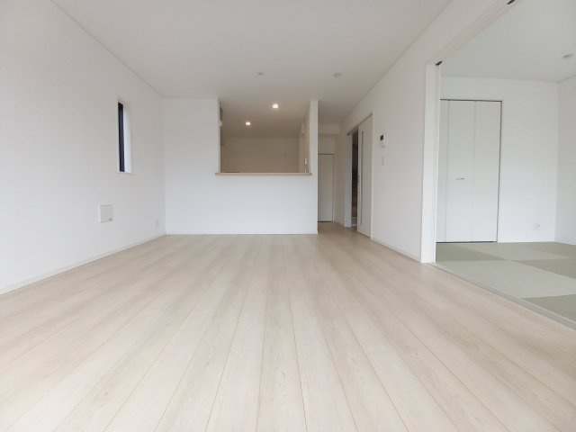 【佐糠町第8　全5棟／1号棟】　新築建売住宅　※期間限定キャンペーン開催♪※の居間・リビング|同施工　■□■リビングの写真です■□■　家族団らんの時間が増えそうなリビングですね。