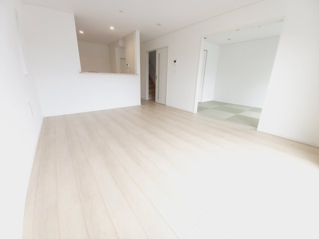 【佐糠町第8　全5棟／1号棟】　新築建売住宅　※期間限定キャンペーン開催♪※の居間・リビング|同施工　■□■リビングの写真です■□■　広いリビングで快適に、ゆったりと過ごせますね♪