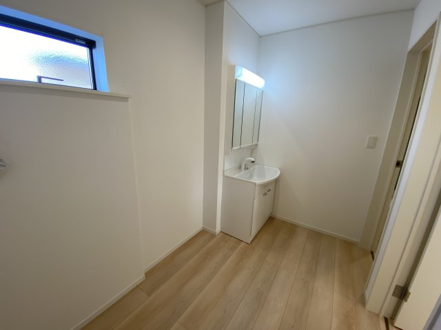 NEW価格変更☆いわき市錦町糠塚　3号棟☆　新築建売住宅　◇◆＼期間限定キャンペーン開催♪／◇◆の独立洗面台|■□■洗面所の写真です■□■　使い勝手の良い洗面台は、奥様の身支度の時間も楽しくなりそうですね。