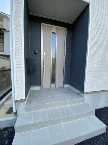 NEW価格変更☆いわき市錦町糠塚　3号棟☆　新築建売住宅　◇◆＼期間限定キャンペーン開催♪／◇◆の玄関|◆玄関の写真です◆
家族の帰りを待ち、訪れる方を優しく迎える。
そんな安らぎに満ちた生活空間にピッタリの玄関ですね♪（＾＾）
