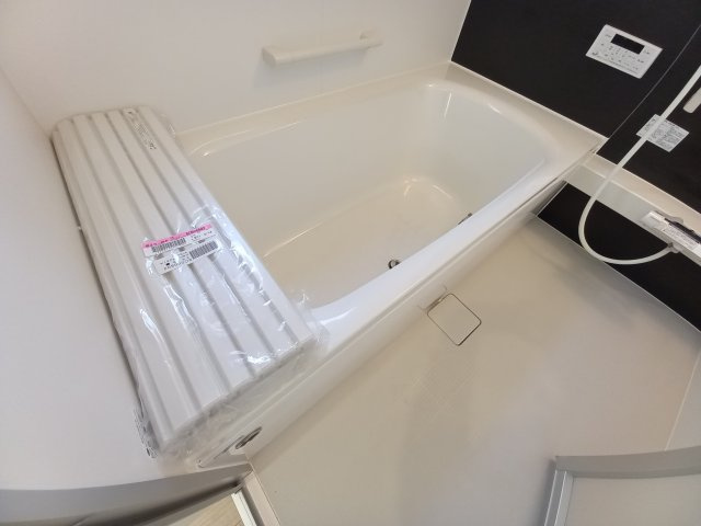 【佐糠町第8　全5棟／4号棟】　新築建売住宅　価格を抑えた新邸！の浴室|同施工　■□■ユニットバスの写真です■□■　高断熱浴槽なので、温めたお湯の熱を逃がしにくくし、しっかり断熱してくれるので、入浴の時間帯がバラバラでも安心ですね♪