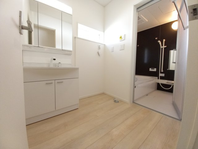 【佐糠町第8　全5棟／4号棟】　新築建売住宅　価格を抑えた新邸！の独立洗面台|同施工　■□■洗面所の写真です■□■　使い勝手の良い洗面台は、奥様の身支度の時間も楽しくなりそうですね。