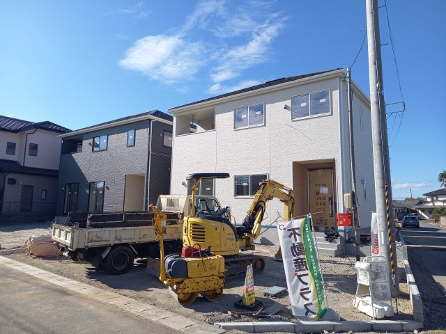 【佐糠町第8　全5棟／4号棟】　新築建売住宅　価格を抑えた新邸！の前面道路含む現地写真|外壁仕上げ材は窯業系サイディング。裏面に付着した汚れが、雨水によって流れ落ちやすい「防汚機能付きサイディング」を採用。外壁の美しさが長持ちします♪