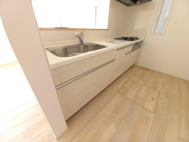 【佐糠町第8　全5棟／4号棟】　新築建売住宅　価格を抑えた新邸！のキッチン|同施工■□■キッチンの写真です■□■　対面式キッチンは、リビングの様子を見ながらお料理出来るので、小さなお子様がいらっしゃる方は、安心してお料理出来ますね。