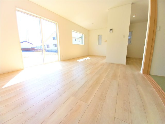 【佐糠町第8　全5棟／4号棟】　新築建売住宅　価格を抑えた新邸！の居間・リビング|同施工　■□■リビングの写真です■□■　家族団らんの時間が増えそうなリビングですね。