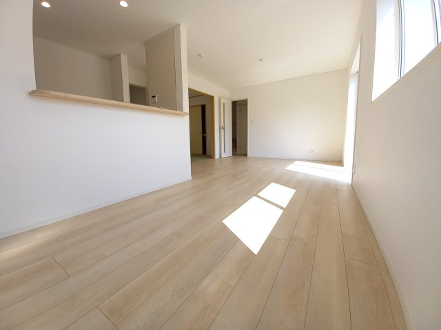 【佐糠町第8　全5棟／4号棟】　新築建売住宅　価格を抑えた新邸！の居間・リビング|同施工　■□■リビングの写真です■□■　広いリビングで快適に、ゆったりと過ごせますね♪