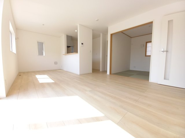 【佐糠町第8　全5棟／4号棟】　新築建売住宅　価格を抑えた新邸！の居間・リビング|同施工　■□■リビングの写真です■□■　家族団らんの時間が増えそうなリビングですね。