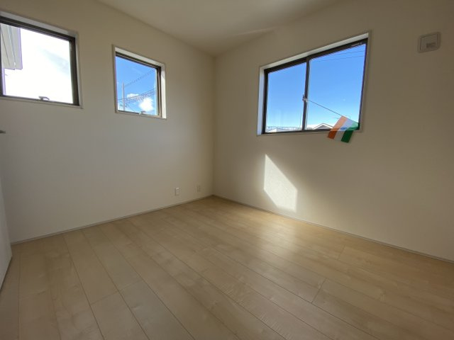 ☆平泉崎第8／1号棟　◇徒歩圏内にスーパー・コンビニ・飲食店など商業施設が充実☆の洋室|◆居室の写真です◆　充分な広さの収納を備え、採光良好な洋室は、快適空間。プライベートの時間もゆったりお寛ぎ頂けそうです。