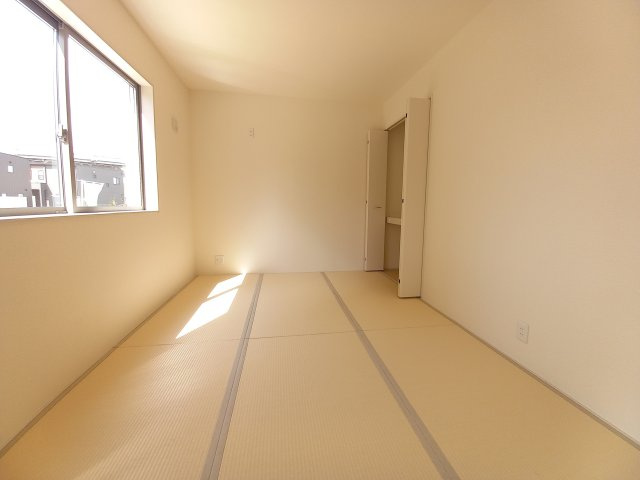 ☆平泉崎第8／1号棟　◇徒歩圏内にスーパー・コンビニ・飲食店など商業施設が充実☆の和室|◆和室の写真です◆　和室でゆっくりと過ごせるのは、贅沢な時間ですね♪　鮮やかな緑色がキレイです！！（＾＾）/

