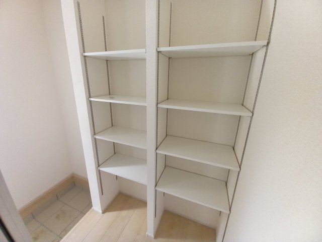 ☆平泉崎第8／1号棟　◇徒歩圏内にスーパー・コンビニ・飲食店など商業施設が充実☆の収納|◆玄関の写真です◆
お洒落な玄関は気分が良いですね♪広々とした玄関になっております。　ご両親やお友達が来ても、靴の置き場に困ることはありません。収納力たっぷりで、整理整頓も楽ちんですね。

