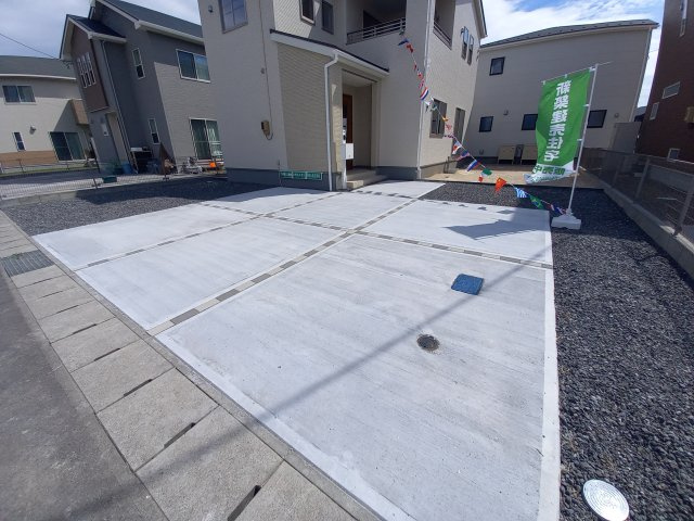 ☆平泉崎第8／1号棟　◇徒歩圏内にスーパー・コンビニ・飲食店など商業施設が充実☆の駐車場|◆カースペースの写真です◆
陽当りの良い駐車場は週末の洗車も快適です♪お車の他にも、自転車をとめられそうなスペースもございます。
