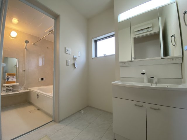 ☆平泉崎第8／1号棟　◇徒歩圏内にスーパー・コンビニ・飲食店など商業施設が充実☆の独立洗面台|◆洗面所の写真です◆清潔感のある、使い勝手の良い洗面台は、朝が気持ちよく迎えられそうです。三面の鏡をすべて使い、収納スペースをしっかり確保してあるので、歯ブラシなどの収納に便利ですね♪


