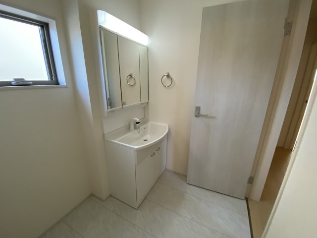 ☆平泉崎第8／1号棟　◇徒歩圏内にスーパー・コンビニ・飲食店など商業施設が充実☆の独立洗面台|◆洗面所の写真です◆　洗面台は朝をすっきりさせてくれる空間としては大切な空間です。バタバタしている忙しい朝でも収納が多い洗面台では短い時間で効率良く支度ができます。


