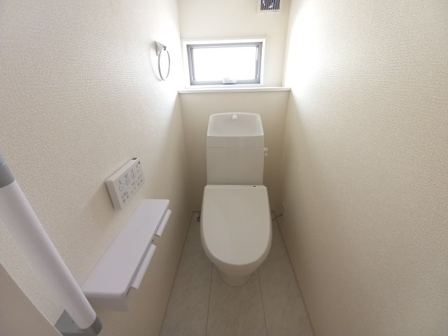 ☆平泉崎第8／1号棟　◇徒歩圏内にスーパー・コンビニ・飲食店など商業施設が充実☆のトイレ|◆トイレの写真です◆
便器にフチがないので汚れが隠れて見えない部分がありません。 お手入れがとってもラクラクです♪　一階、二階にそれぞれトイレがございますので、ご家族の多い方でも安心ですね♪

