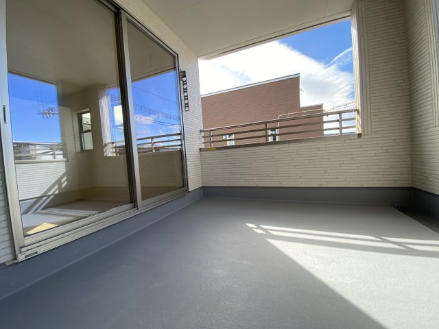 ☆平泉崎第8／1号棟　◇徒歩圏内にスーパー・コンビニ・飲食店など商業施設が充実☆のバルコニー|◆バルコニーの写真です◆　お布団なども充分に干せる広さがございます。　共働きのご家族でも天気を気にせず洗濯物を干せます。

