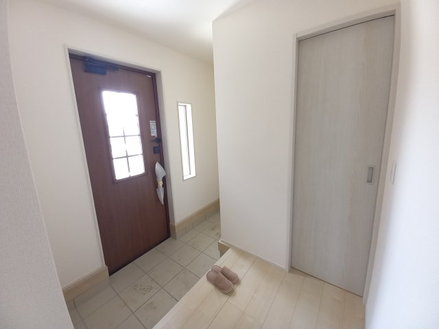 ☆平泉崎第8／1号棟　◇徒歩圏内にスーパー・コンビニ・飲食店など商業施設が充実☆の玄関|◆玄関の写真です◆
家族の帰りを待ち、訪れる方を優しく迎える。
そんな安らぎに満ちた生活空間にピッタリの玄関ですね♪（＾＾）
