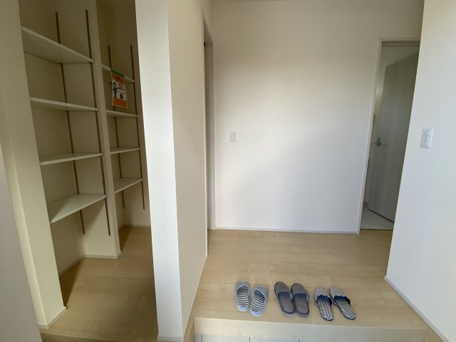 ☆平泉崎第8／1号棟　◇徒歩圏内にスーパー・コンビニ・飲食店など商業施設が充実☆の玄関|◆玄関の写真です◆
玄関の写真です。断熱玄関ドアなので、冷気や暖気の侵入や流出を抑えてくれます。
お洒落で明るい玄関は、お客様にも喜ばれそうです♪♪


