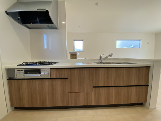 ☆平泉崎第8／1号棟　◇徒歩圏内にスーパー・コンビニ・飲食店など商業施設が充実☆のキッチン|◆キッチンの写真です◆　とにかくものが多くなりがちなキッチン空間。システムキッチンは見た目スッキリなのに収納力たっぷりです♪さらに床下収納もあります。

