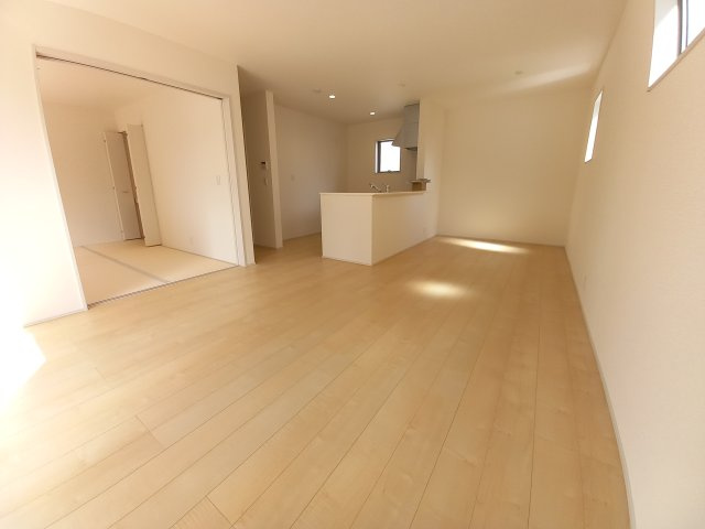 ☆平泉崎第8／1号棟　◇徒歩圏内にスーパー・コンビニ・飲食店など商業施設が充実☆の居間・リビング|◆リビングの写真です◆木の温もりがやさしいフローリングは安らぎをもたらすプライベート空間♪大きな窓のあるリビングは、陽光あふれる明るく居心地も良くご家族皆がゆったり寛げる憩いの空間となりそうです